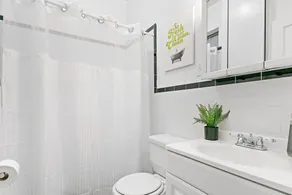 Real Comfort in a 2BR APT close to Wrigley Field - Image 3