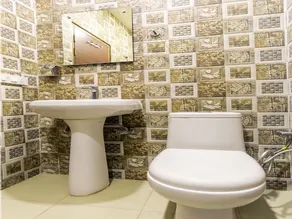 Hotel Crown by OYO Rooms - Image 4