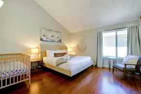 @ Marbella Lane 4BR Home Away From Home Ldry - Image 3