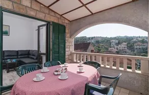 Apartment in Splitska - Image 2