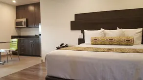 Glen Capri Inn & Suites - Image 2