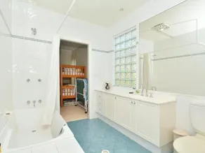 Morisset Bay Waterfront Views House - Image 2