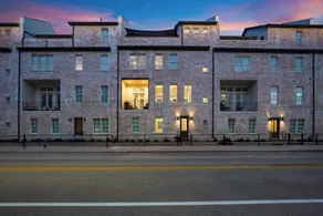 Town Lake Townhouse by Avantstay Hot Tub, Game Room & Skyline Views - Image 4