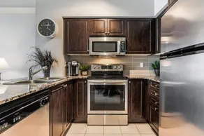 Gorgeous Downtown Oasis With Lake Views & Parking - Image 4