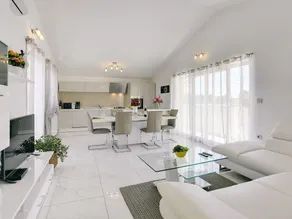 Apartment With Modern Decor and Spacious Garden, 3 km From the Beach - Image 3