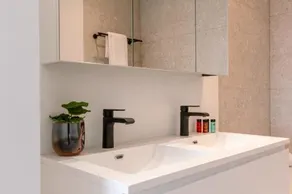 Stunning Sea View Apartment for 4 With Parking - Image 2