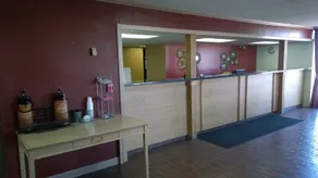 Econo Lodge - Image 4