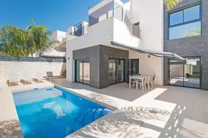 Luxury three bedroom villa - Image 1