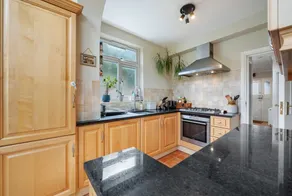 A delightful 4-bedroom home with a private garden - Image 3