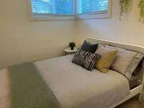 Newly renovated modern and cosy one bedroom condo with full kitchen and lounge - Image 4