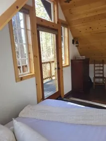 Hobbit House - Cozy Fireplace Retreat In Town - Image 5
