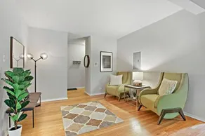 3-BR Designer's Apt in the Iconic Hyde Park - Image 2