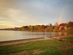 Bright 2 Br, Pets Welcome, Steps to Lake, Restaurants and Train - Image 2