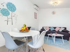 Apartment With Balcony and View - Image 4