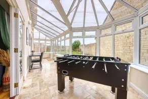 Stylish House, sleeps 10, 2 Bathrooms and WC, Foosball table, free parking, Garden, Workspace - Image 4