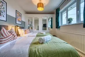 Stylish House, sleeps 10, 2 Bathrooms and WC, Foosball table, free parking, Garden, Workspace - Image 3