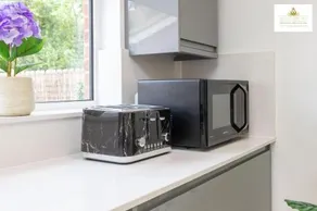 Contractors 3 Bed 2Bath House Free Off Street Parking for 2 Cars WiFi Stevenage Self Catering Sleeps 5 Guests By White Orchid Property Relocation - Image 4