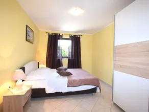 Lovely apartment with private balcony, pool with deckchairs, fenced garden, bbq - Image 4