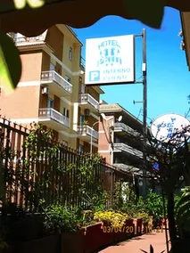 Hotel Le Petit - Image 1