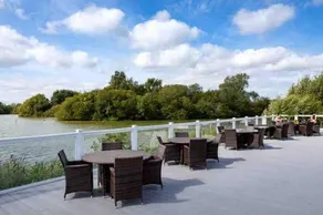Spacious Homely Lakeside Lodge close to the Beaches - Image 3