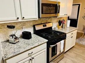 House FREE Parking 3 Bed & Backyard - Image 3