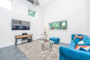 East Downtown Modern Luxury Retreat - Image 4