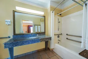 Super 8 By Wyndham Greenville - Image 2