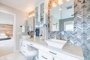 Luxurious 5B4B Home with Pool and View - Image 2