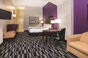 La Quinta Inn & Suites Dallas South-DeSoto - Image 3
