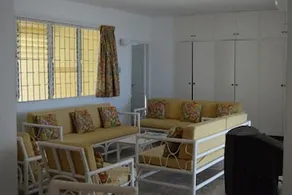 Four Aces Apartments - Image 3