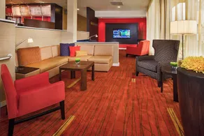 Courtyard by Marriott Hampton - Image 2