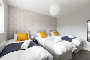Large 5 bed House in Leeds Fits 10 free Parking - Image 5