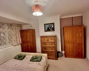 Comfy and Spacious 5-bed House in Cambridge - Image 3