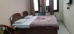 OYO 9056 Hotel Holiday Comfort - Image 2