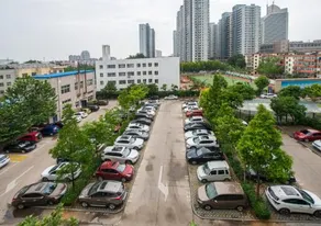 Peninsula Season Hotel Apartment - Image 2