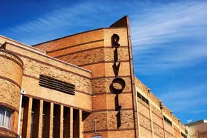 Large 3 Bed Art Deco Apartment in Camberwell - Image 3