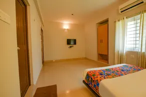FabHotel Sasti Inn - Image 5
