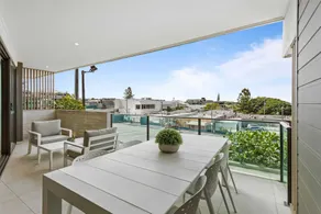 Gorgeous 3-bed Apartment With City Views - Image 3