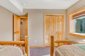 Skiing Bear Chalet - Image 2