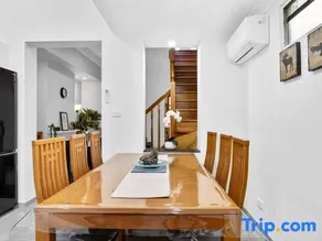 Stylish 4Bedroom Terrace House in Chippendale - Image 2