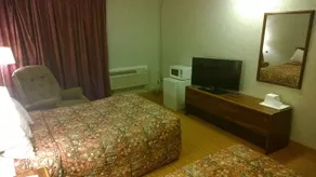 Econo Lodge - Image 3