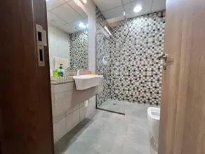 Spacious 2 Bed - Family Stays - Image 2