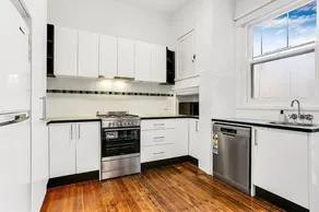 Large 3 Bed Art Deco Apartment in Camberwell - Image 5