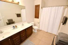 Walk to Notre Dame Spacious 3BR Townhome w Garage Family-friendly Amenities 123p - Image 2