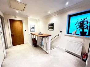 Modern and cozy 2-guest flat with gated parking - Image 5