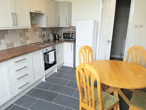 Spacious Victorian Apartment Clydebank Shopping Centre - Image 5