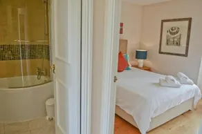 Florey Lodge - Image 2