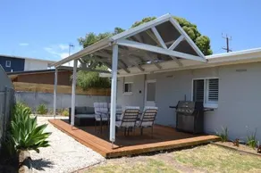 Bay Breeze Cottage - Image 1