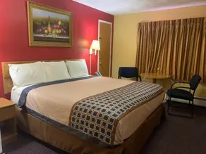 Rest Inn Utica - Image 4