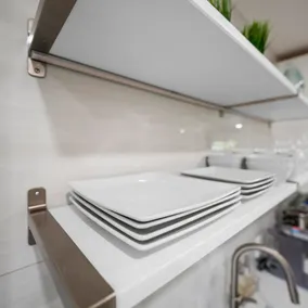 Uhost AI Stylish 1BR Bright Space w Patio - Image 2